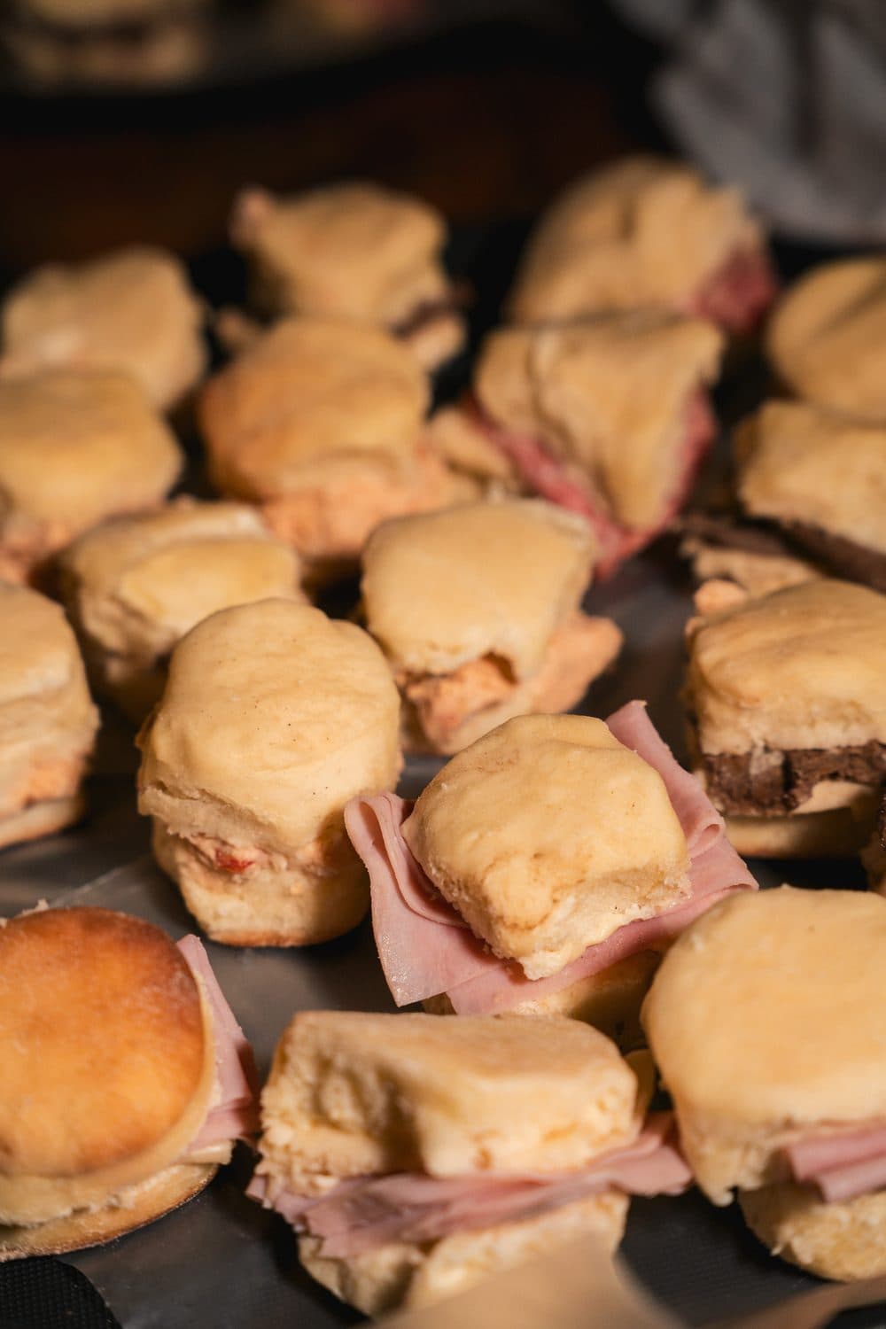Bandeja de sandwichitos surtidos de Crocante