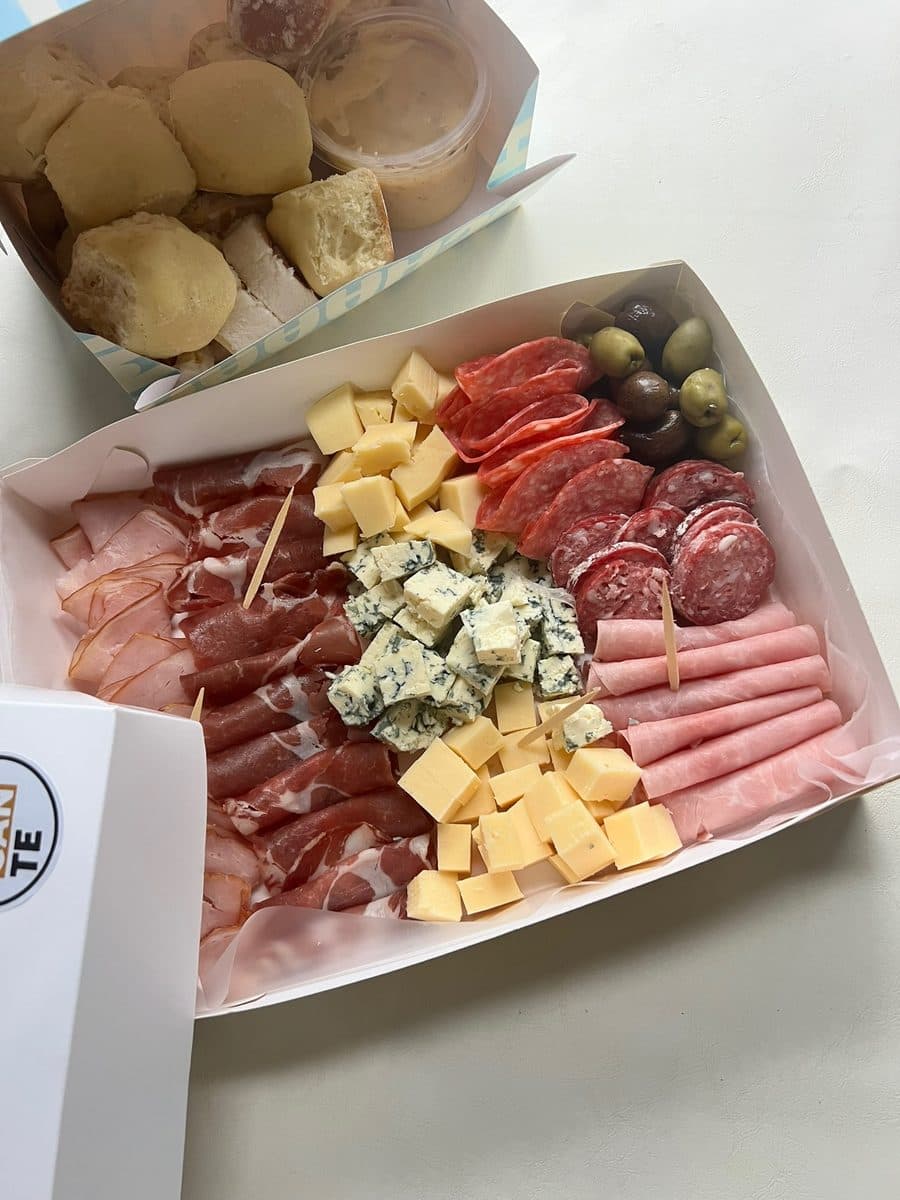 Tabla de picada con quesos, fiambres y aceitunas